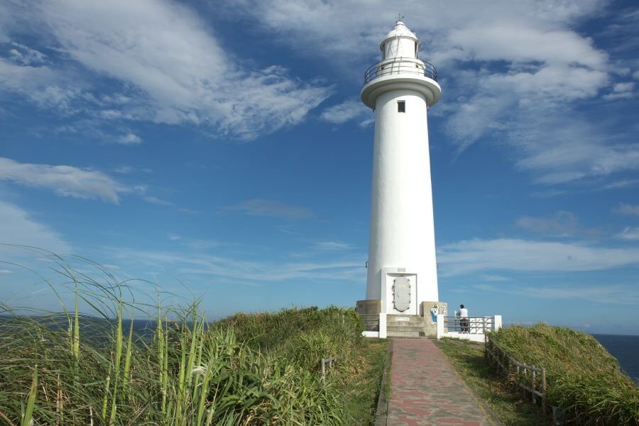 爪木崎の白亜の灯台と青い太平洋の絶景